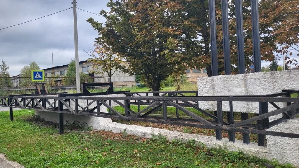 Легендарный автобус-памятник демонтировали с постамента в Пскове