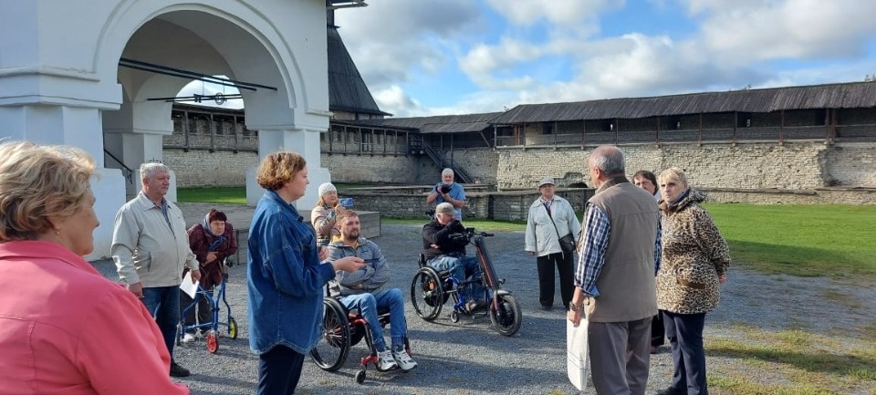 Тестовая экскурсия для людей с ОВЗ прошла в Псковском Кремле 