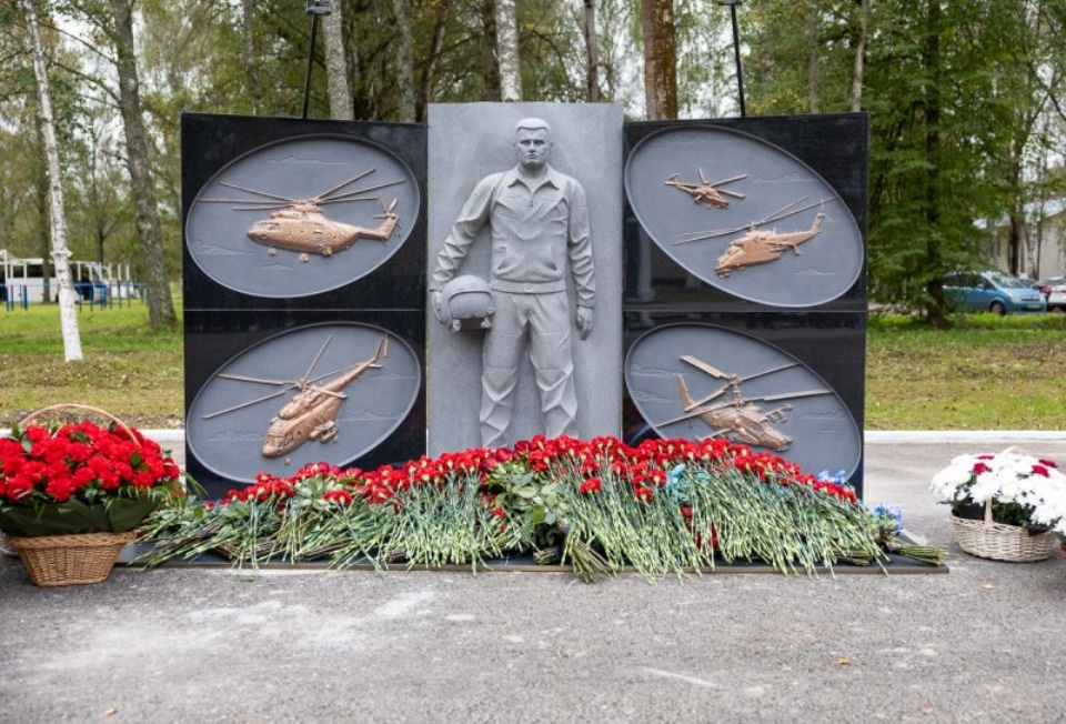 Памятник воинам-вертолётчикам открыли в Островском районе 