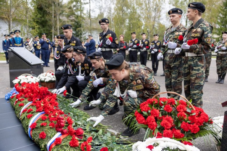 Памятник воинам-вертолётчикам открыли в Островском районе 