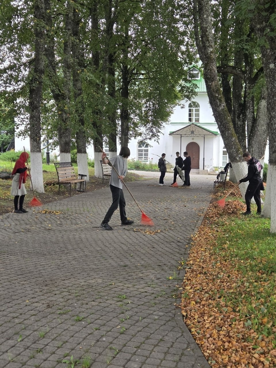 Псковские волонтеры убрались на братском захоронении и территории монастыря 