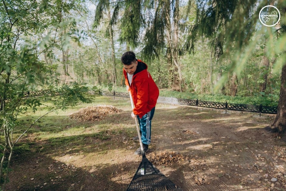 Псковские волонтеры убрались на братском захоронении и территории монастыря 