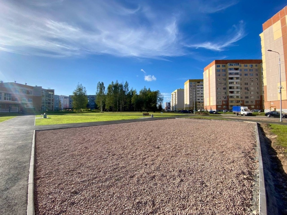 Детскую площадку у домов на улицах Юности и Звездной в Пскове установят до ноября