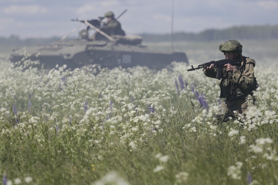 Учения десантников продолжаются на полигоне под Псковом