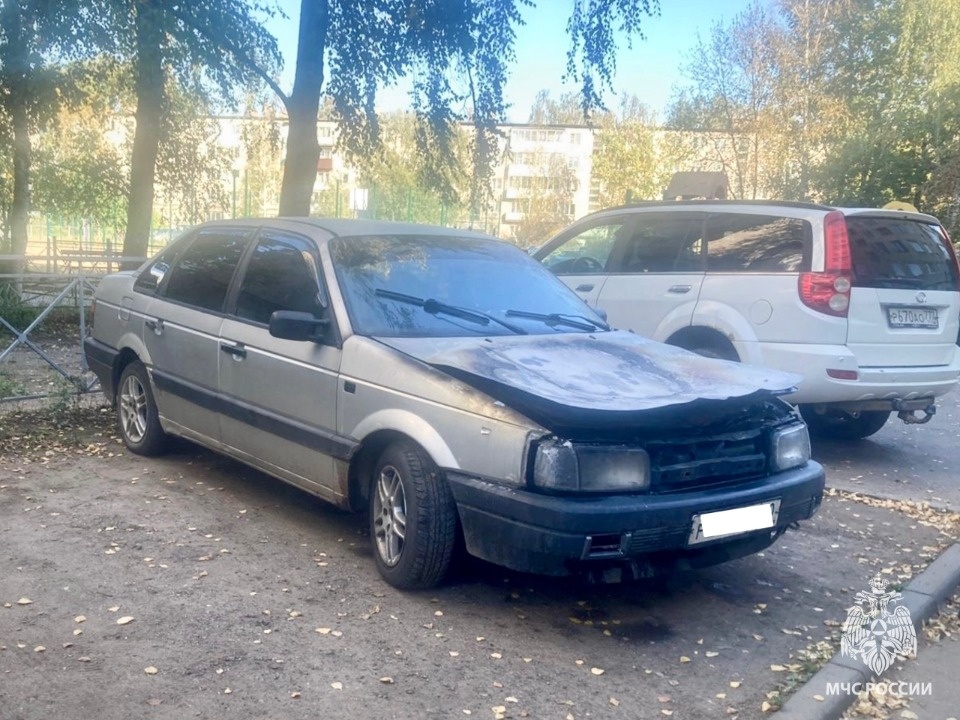 Автомобили Volkswagen Passat и Kia Sorento горели в Великих Луках