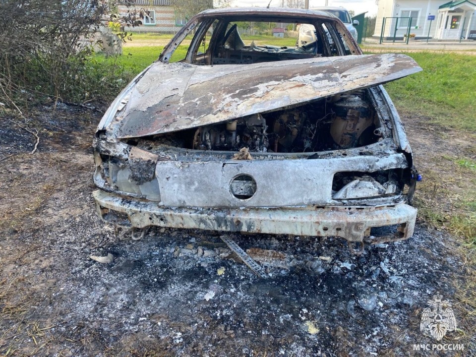 В Псковской области горели два автомобиля Wolkswagen Passat