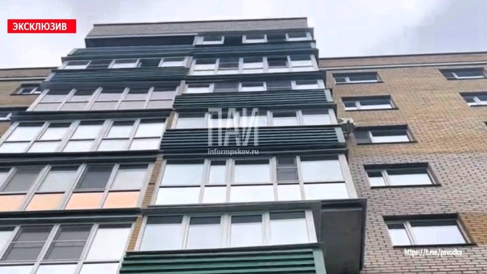Мужчина погиб, выпав из окна девятого этажа в Псковском районе