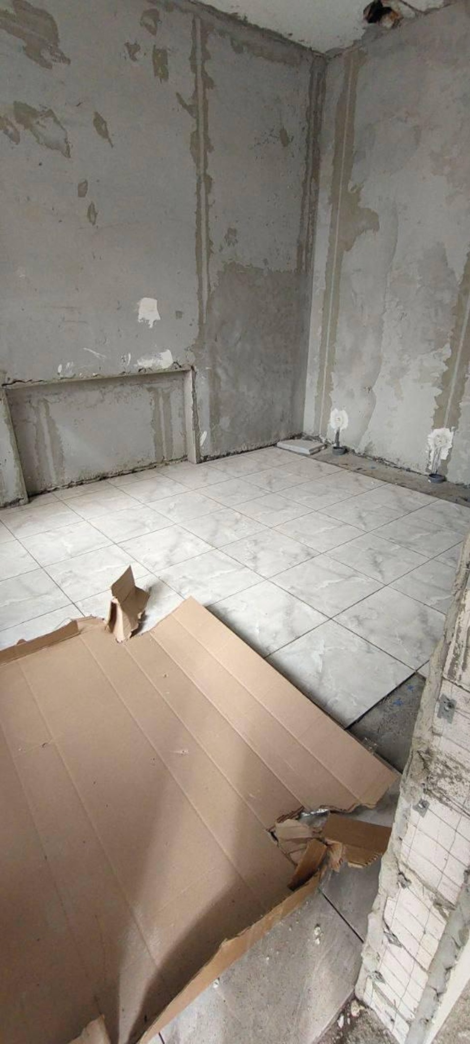 Псковские строители продолжают ремонтировать детский сад в Херсонской области