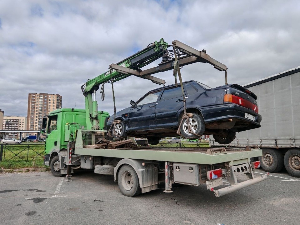 Четыре автомобиля арестовали судебные приставы в ходе рейда в Пскове