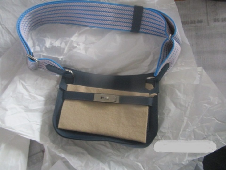 Иностранка пыталась въехать с незадекларированной люксовой сумкой  в Россию через Псковскую область