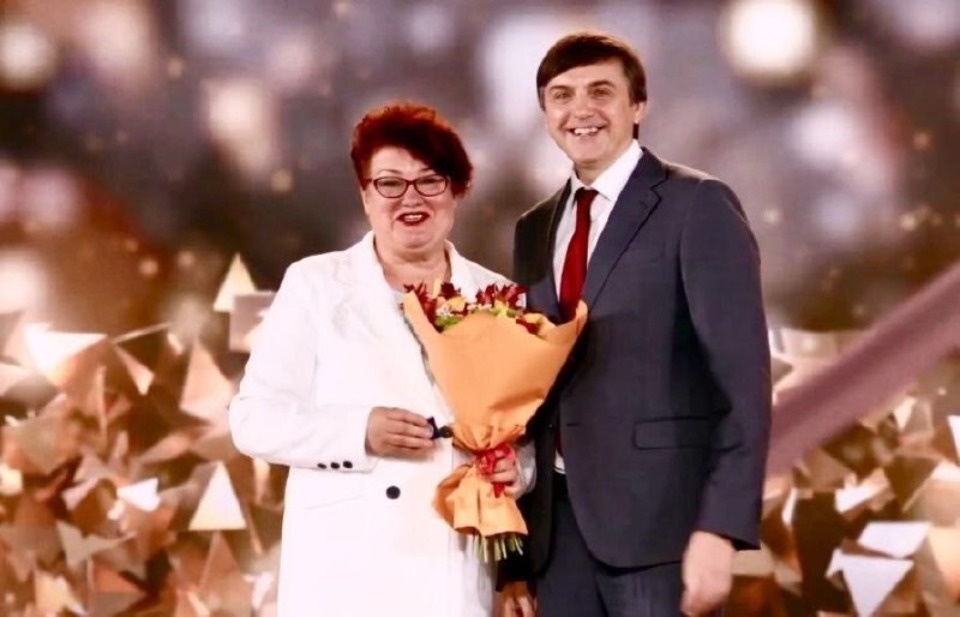 Министр просвещения РФ наградил педагога из Великих Лук знаком «Почетный наставник» Министр просвещения РФ наградил педагога из Великих Лук знаком «Почетный наставник»