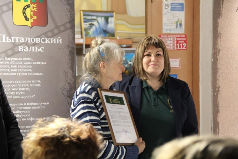 «Серебряных» волонтёров из Пыталово наградили за помощь бойцам СВО 