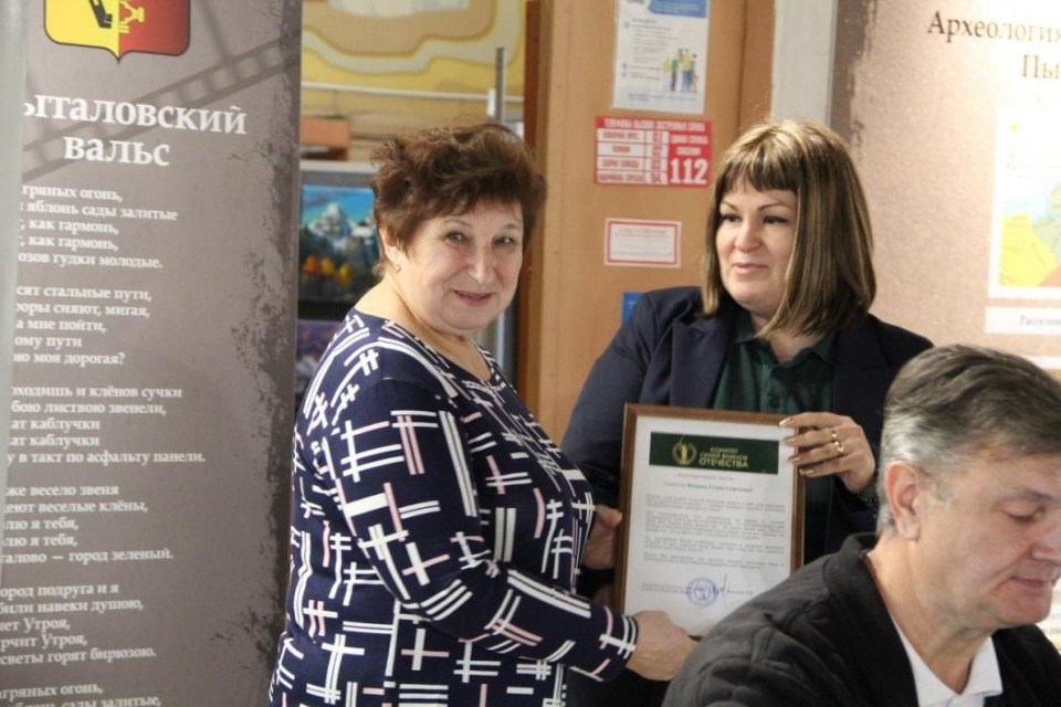 «Серебряных» волонтёров из Пыталово наградили за помощь бойцам СВО 