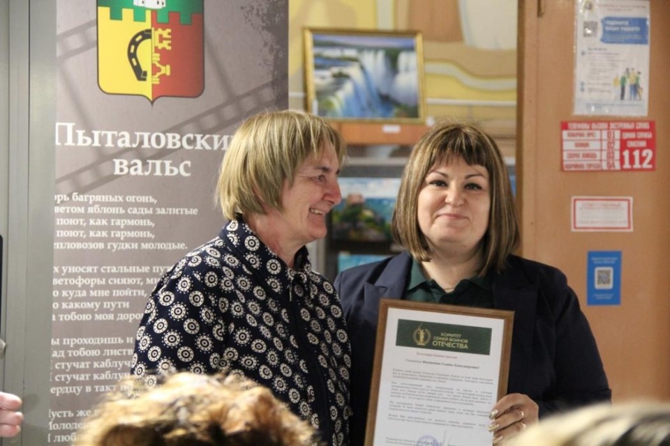 «Серебряных» волонтёров из Пыталово наградили за помощь бойцам СВО 