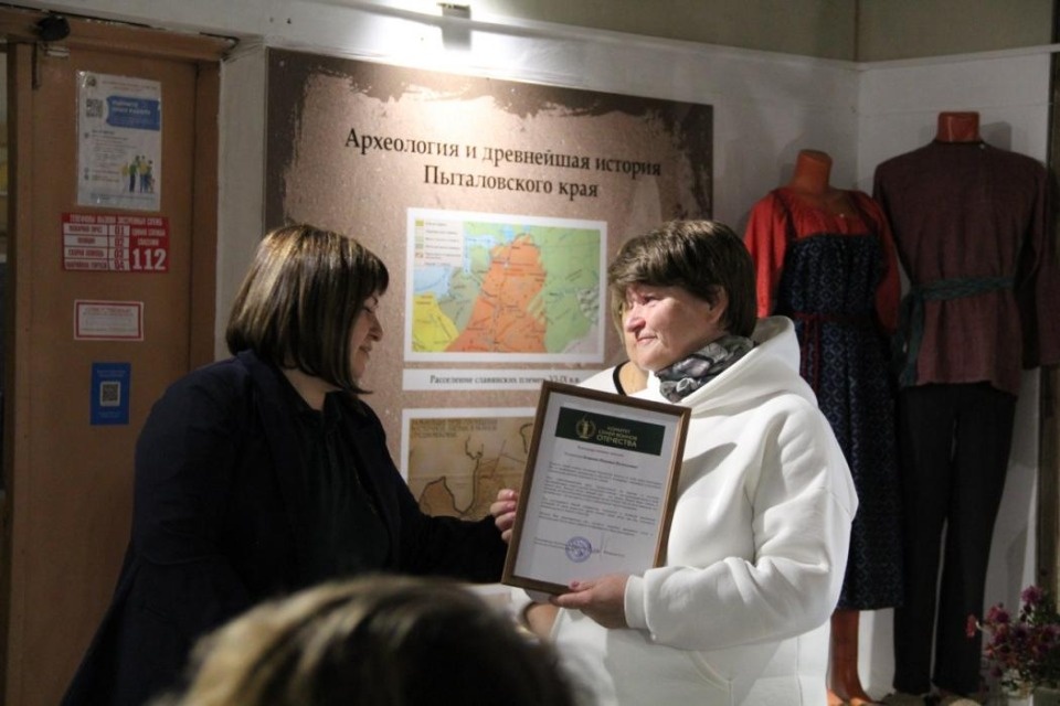 «Серебряных» волонтёров из Пыталово наградили за помощь бойцам СВО 