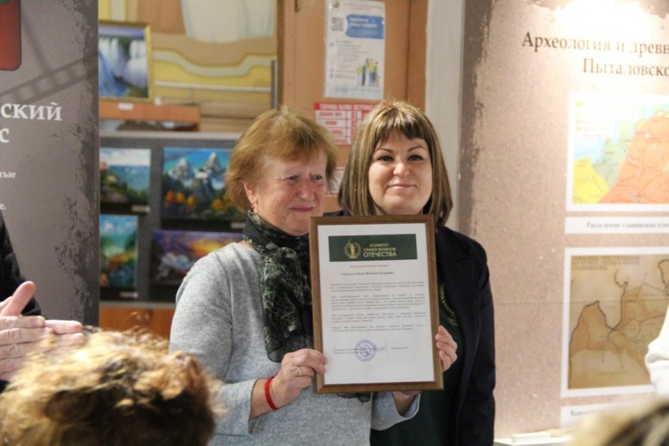 «Серебряных» волонтёров из Пыталово наградили за помощь бойцам СВО 