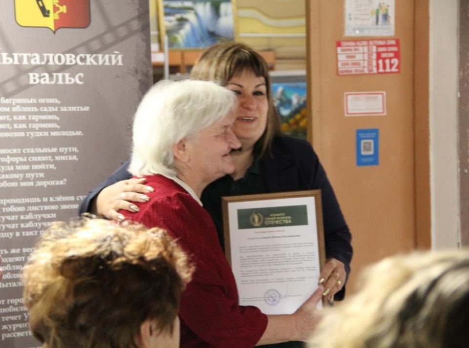 «Серебряных» волонтёров из Пыталово наградили за помощь бойцам СВО 