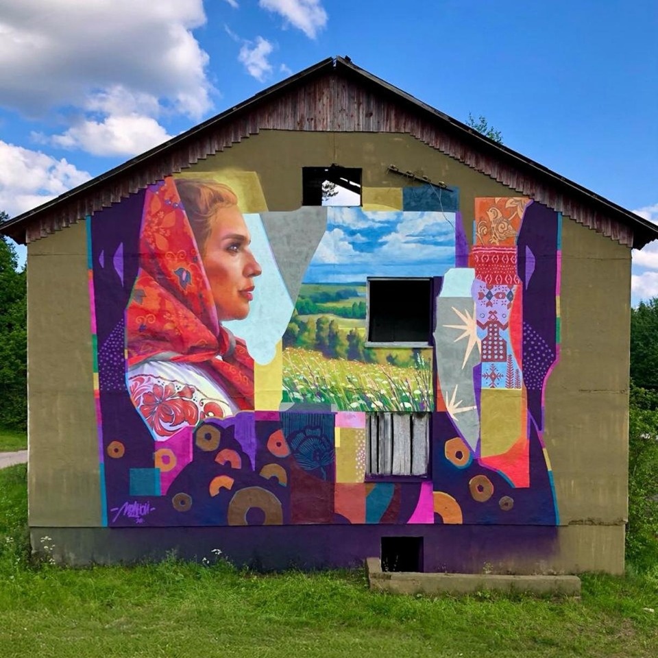 Московский художник нарисовал мурал в деревне Пустошкинского района 