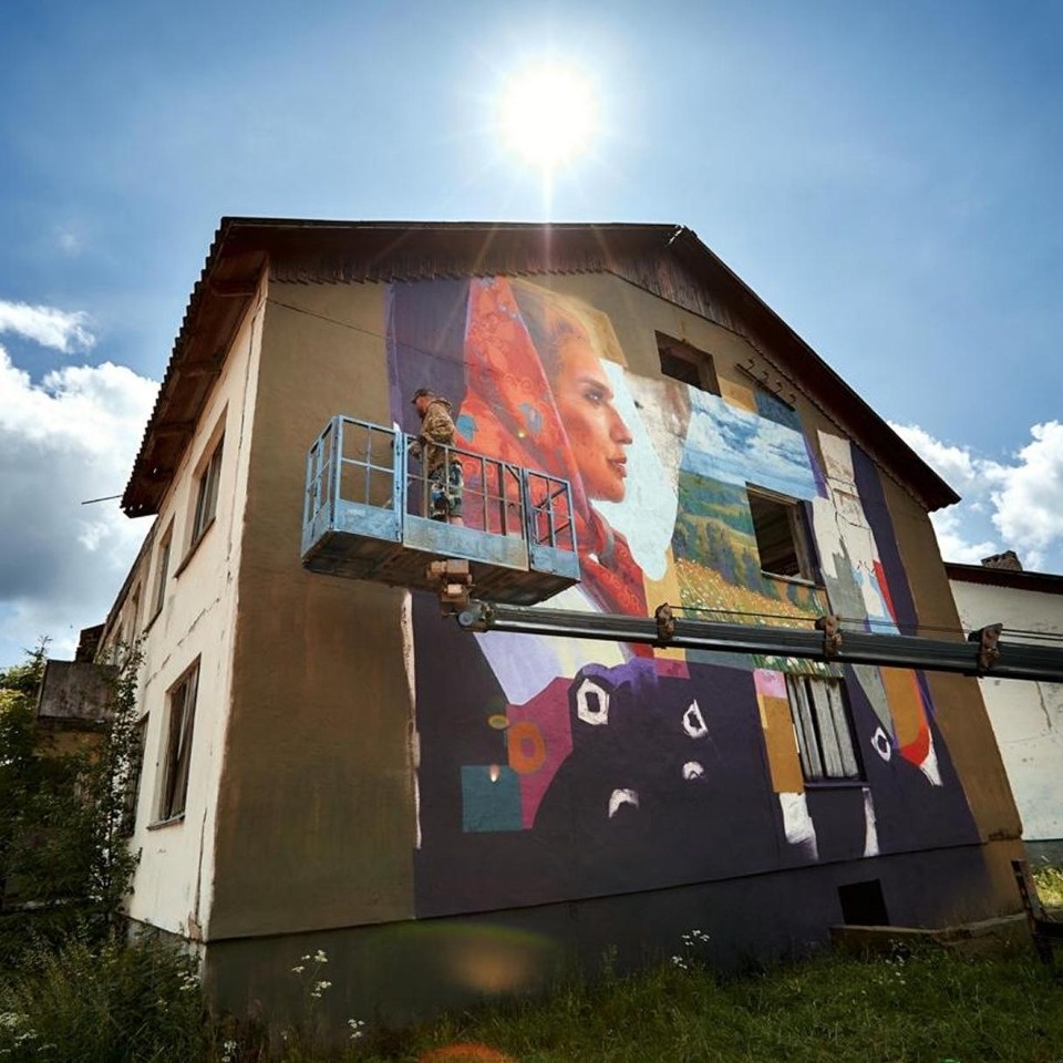 Московский художник нарисовал мурал в деревне Пустошкинского района 