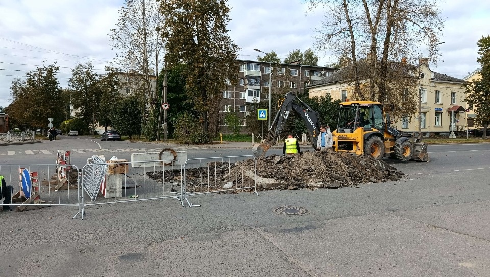 Участок водопровода продолжают реконструировать на улице Вокзальной в Пскове Участок водопровода продолжают реконструировать на улице Вокзальной в Пскове