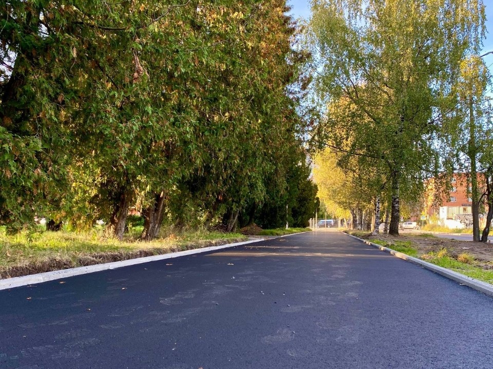 Детскую площадку установили у гостиницы на Рижском проспекте в Пскове 