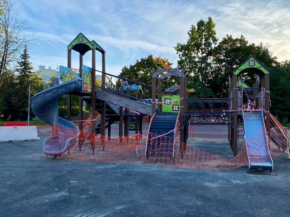 Детскую площадку установили у гостиницы на Рижском проспекте в Пскове 