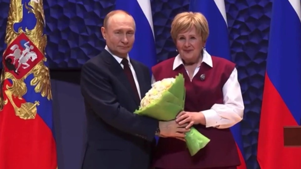 Владимир Путин вручил педагогу из Пскова звание заслуженного учителя РФ