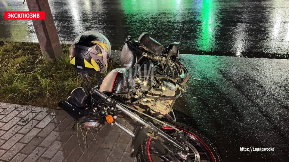 В Пскове мотоциклиста госпитализировали после наезда на мачту освещения у автозаправки