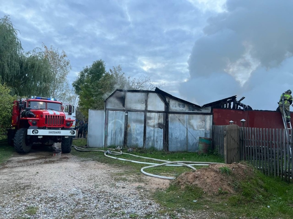 Дружинники помогли пожарным потушить огонь в хозпостройке в Дедовичах Дружинники помогли пожарным потушить огонь в хозпостройке в Дедовичах