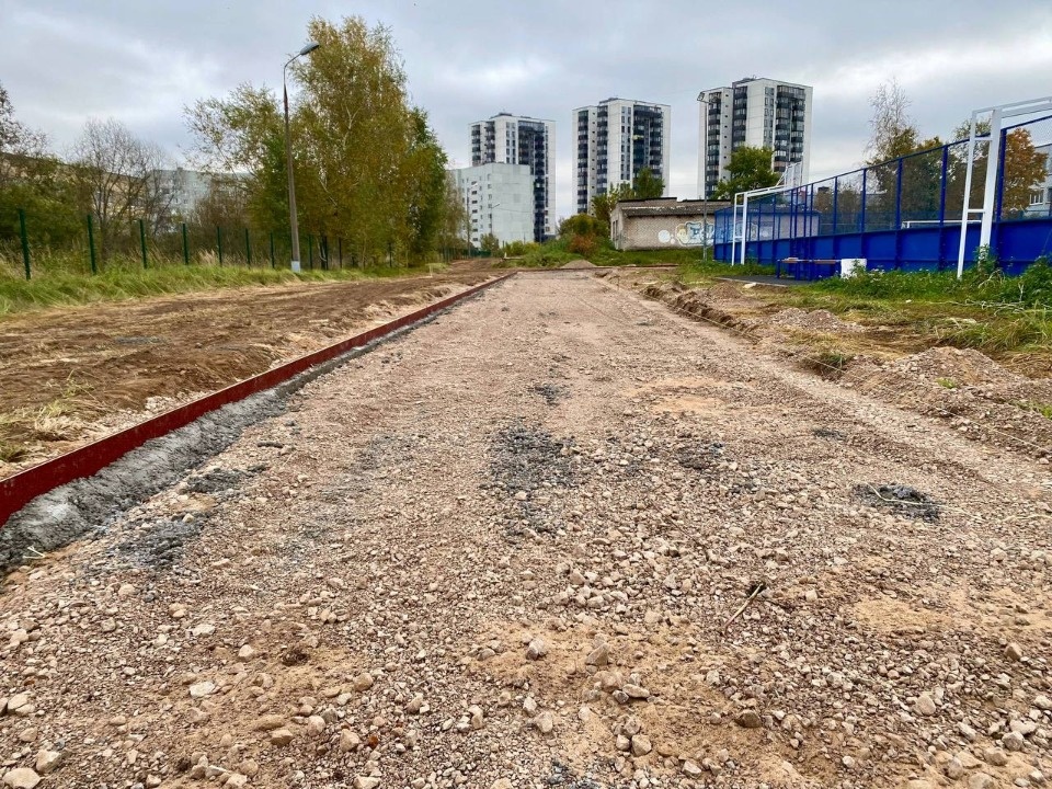 Современные беговые дорожки появятся на месте старого стадиона у школы №3 в Пскове Современные беговые дорожки появятся на месте старого стадиона у школы №3 в Пскове