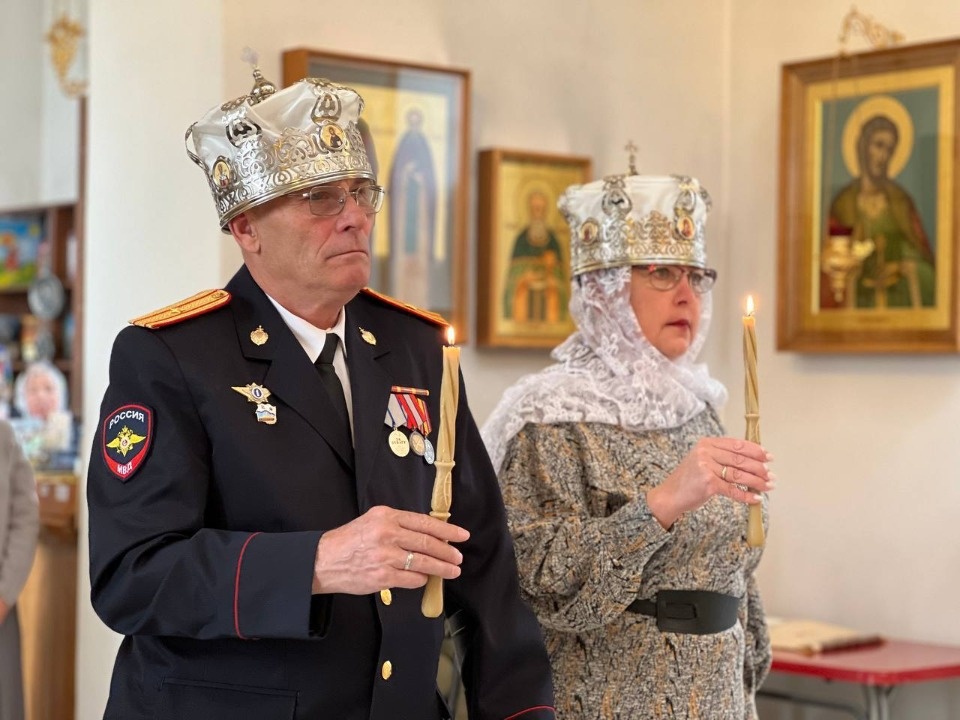 Ветеран СВО обвенчался с супругой в храме при Паломническом центре Псково-Печерского монастыря