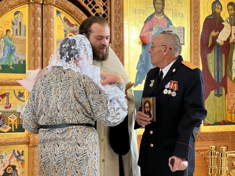 Ветеран СВО обвенчался с супругой в храме при Паломническом центре Псково-Печерского монастыря