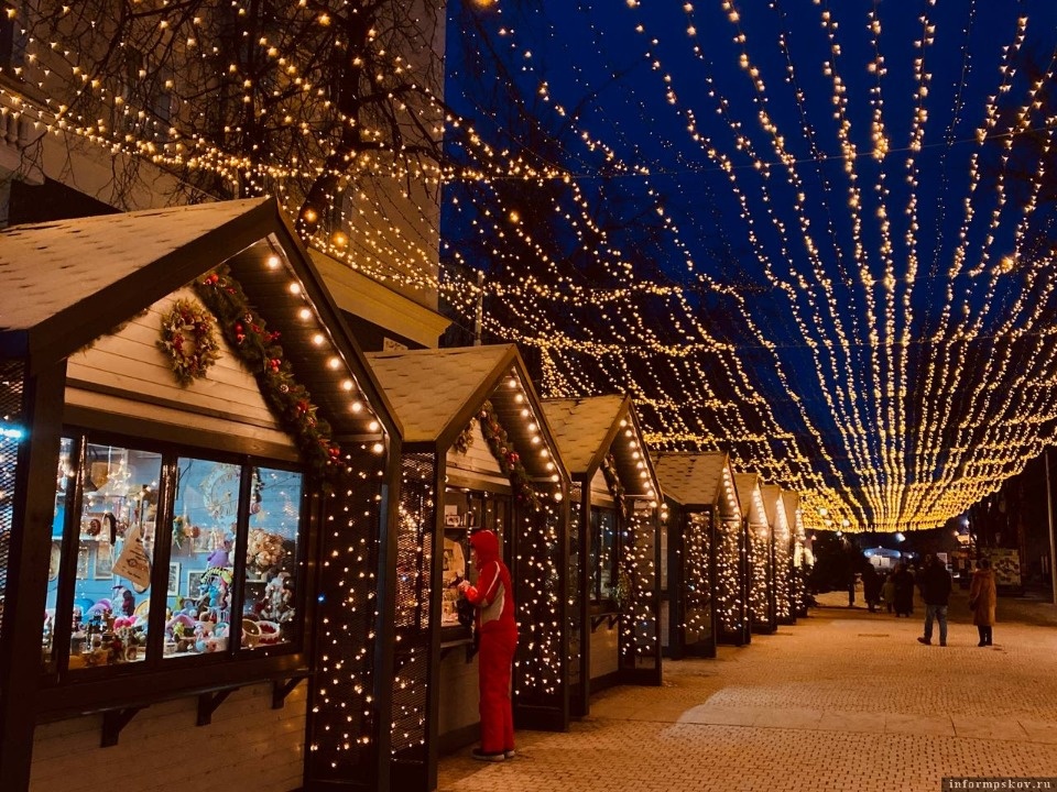 Новые новогодние украшения появятся на улицах Пскова 