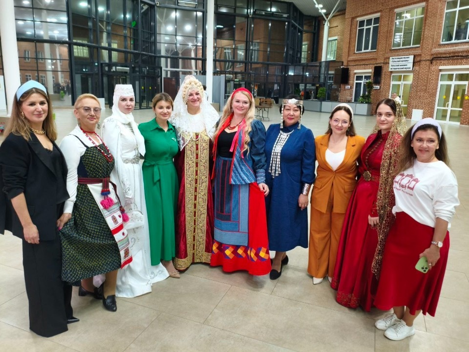 Свадебный торопецкий костюм Псковской губернии вызвал фурор на форуме «Семья и культура» в Туле Свадебный торопецкий костюм Псковской губернии вызвал фурор на форуме «Семья и культура» в Туле