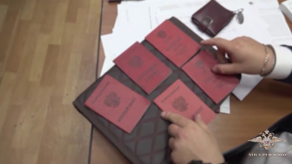 Троих псковичей и петербуржца задержали за мошенничество на контрактах для службы в зоне СВО Троих псковичей и петербуржца задержали за мошенничество на контрактах для службы в зоне СВО