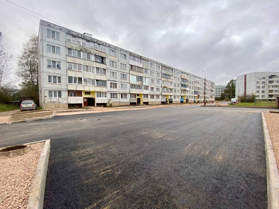 Нижний слой асфальта укладывают во дворах двух домов на улице Алтаева в Пскове