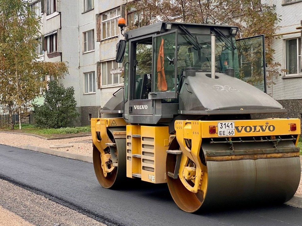 Нижний слой асфальта укладывают во дворах двух домов на улице Алтаева в Пскове