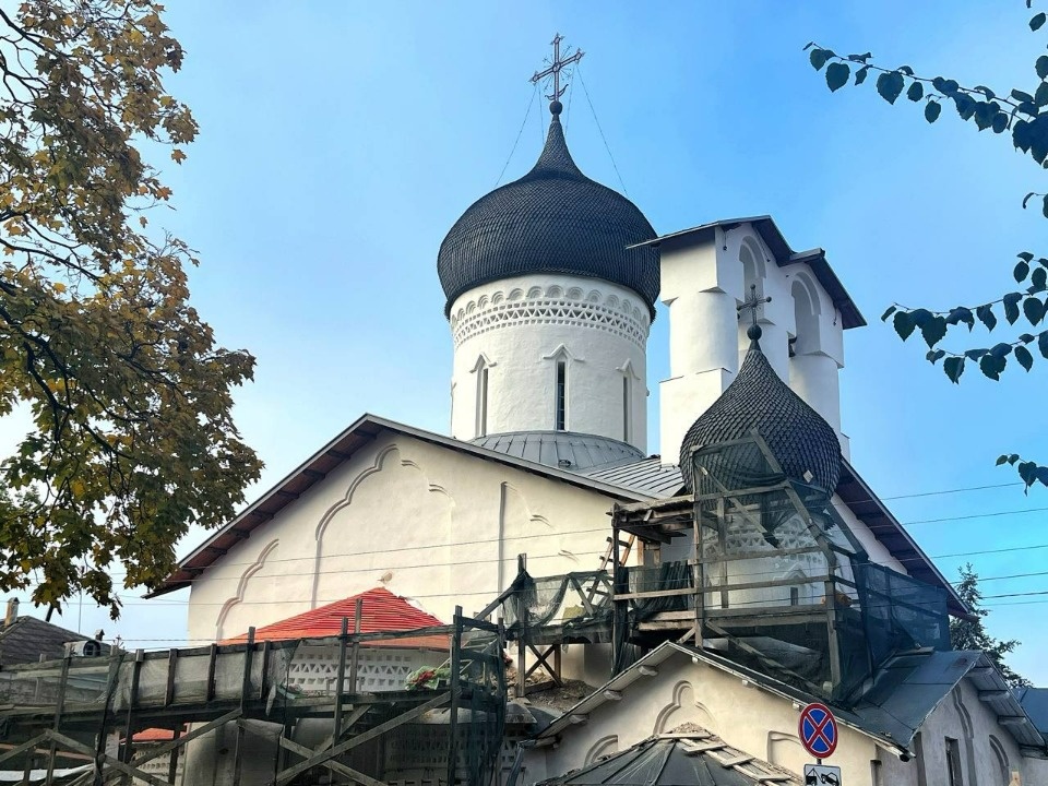 К монтажу кровли двух пределов и часовни церкви Николы со Усохи приступили в Пскове