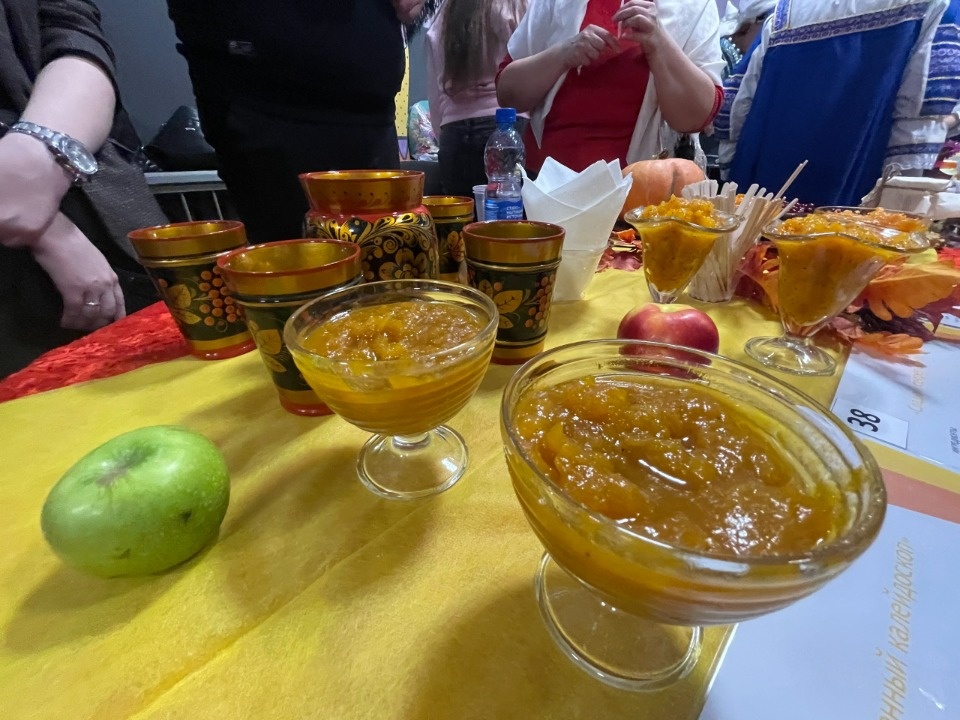 «Зеленые помидоры, острый перец, лисички»: На фестивале «НеобыЧАЙная Опочка» представили 53 сорта варенья