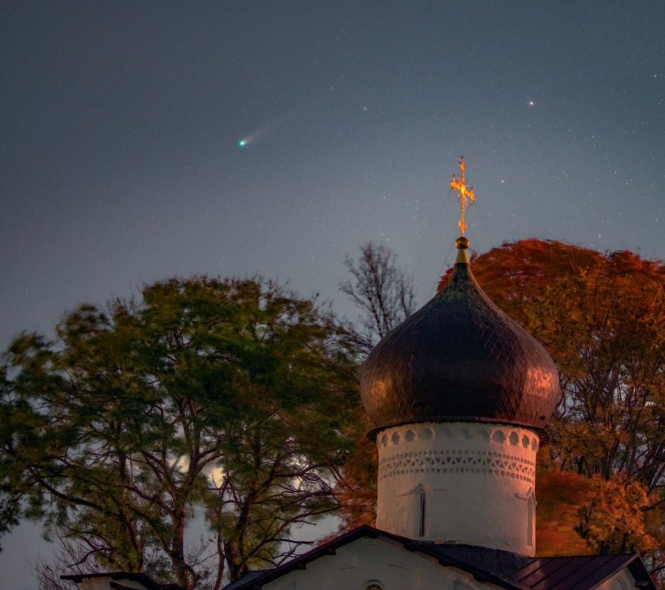 Комету C/2025 A6 (Lemmon) запечатлели в небе над храмом Илии Пророка в Выбутах Комету C/2025 A6 (Lemmon) запечатлели в небе над храмом Илии Пророка в Выбутах