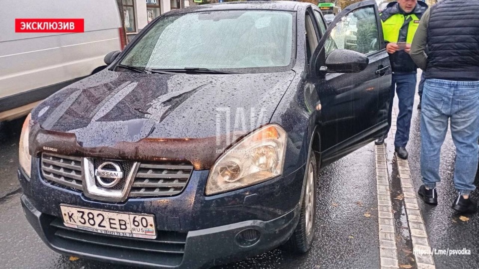 Женщину госпитализировали после наезда автомобиля в центре Пскова