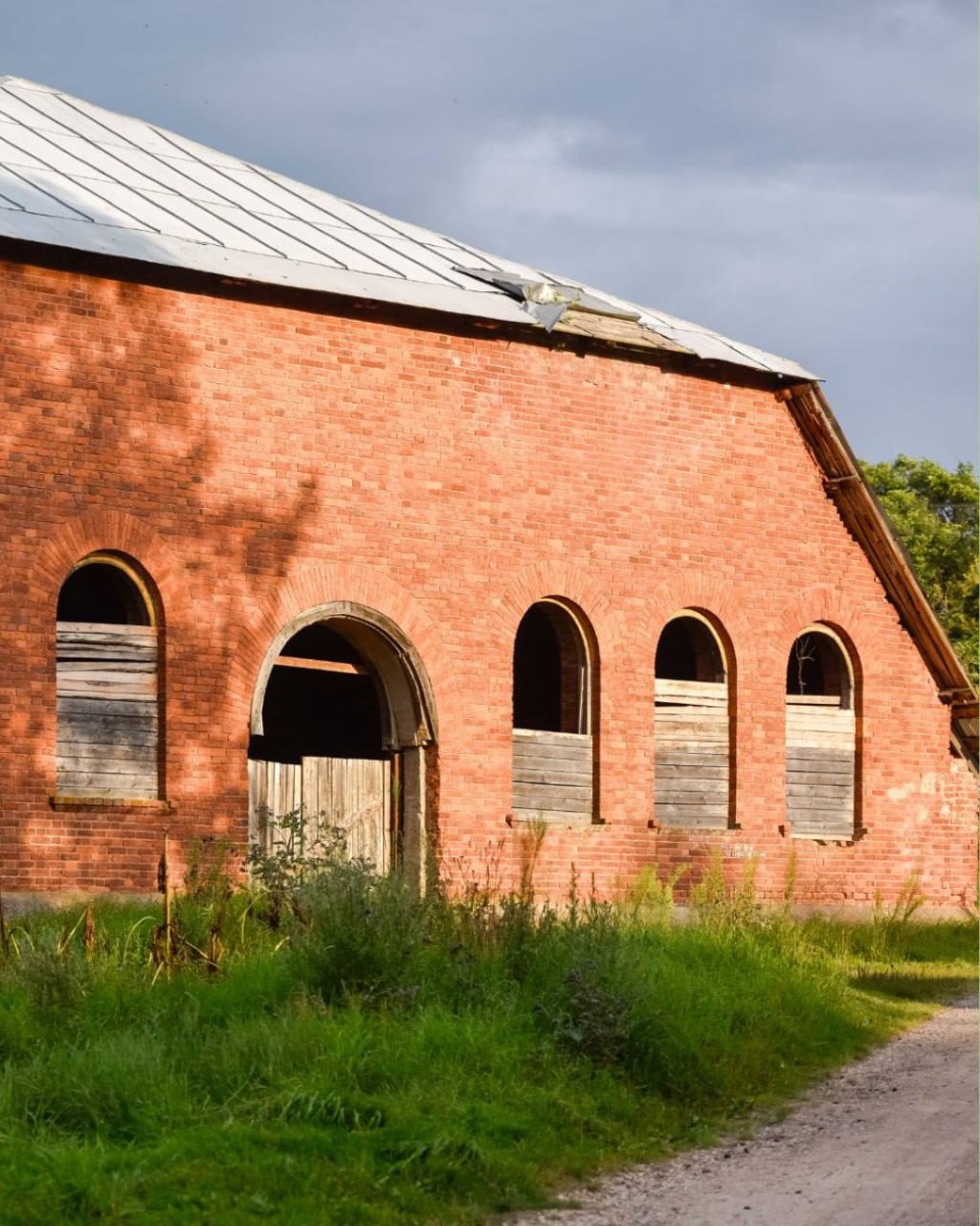 В усадьбе Строгановых в Порховском районе отреставрируют манеж В усадьбе Строгановых в Порховском районе отреставрируют манеж