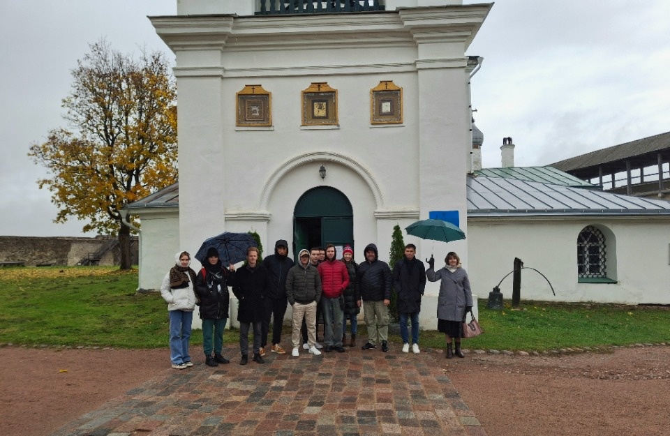 Изборский музей посетил народный ансамбль «Россия» имени Людмилы Зыкиной