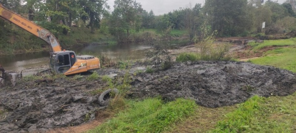При расчистке реки Утроя в Пыталово уже достали более 12 тысяч кубометров ила