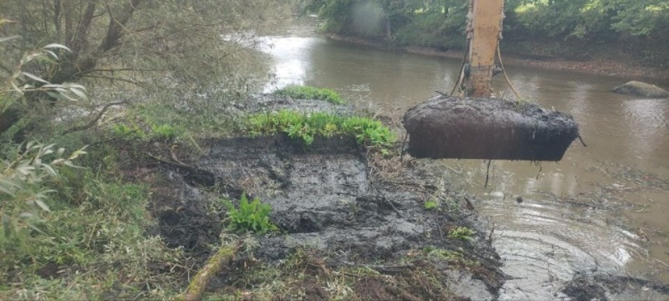 При расчистке реки Утроя в Пыталово уже достали более 12 тысяч кубометров ила