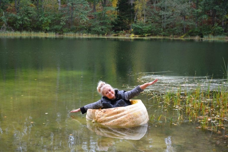 Петербурженка устроила заплыв по плюсскому озеру в гигантской тыкве