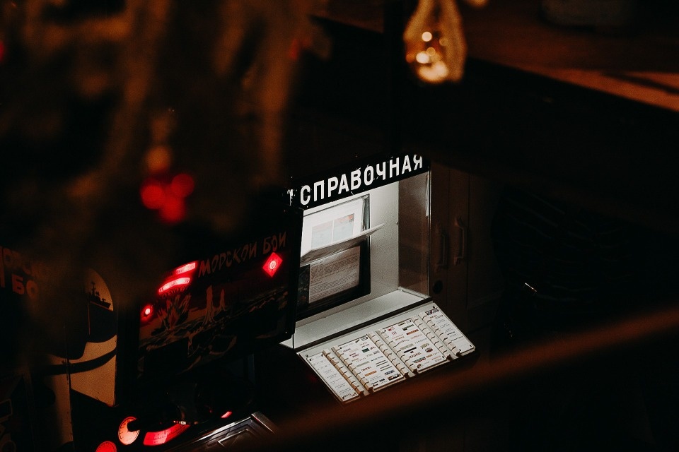 Ужесточить правила размещения рекламы в витринах магазинов хотят в Пскове