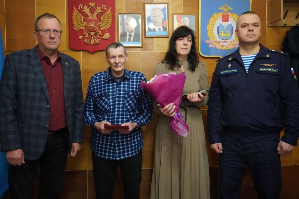 Родным погибших участников СВО из Опочецкого района вручили ордена Мужества