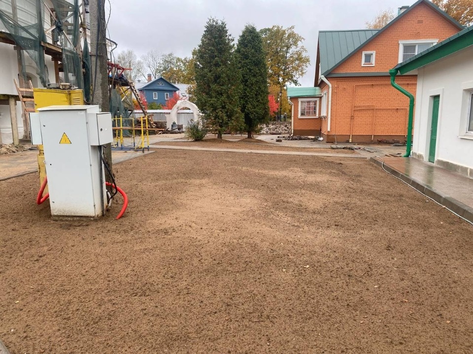 Территории церкви Сорока Севастийских мучеников в Печорах практически благоустроили