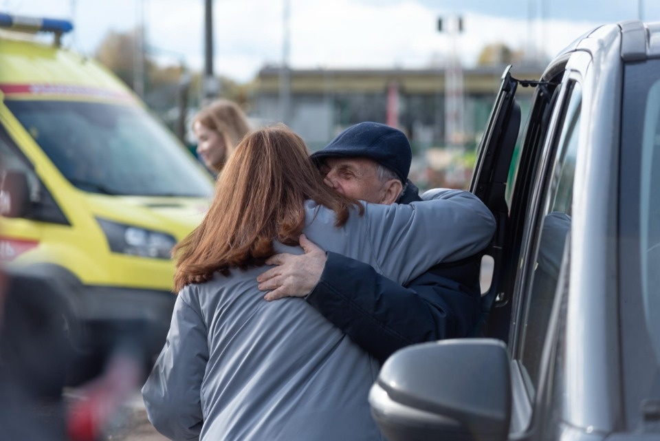 Выдворенную из Латвии 75-летнюю поэтессу с мужем встретили в Псковской области